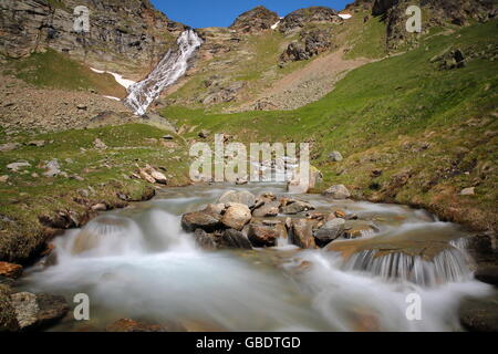 Montets Cascade et torrent près du hameau de l'ECOT, Bonneval-sur-Arc, Parc National de la Vanoise, Alpes du Nord, Savoie, France Banque D'Images