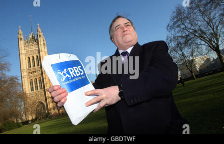 L'ancien vice-premier ministre John Prescott se tient en dehors du Parlement, Londres, avec une pétition signée par 14,000 et exigeant la suppression de jusqu'à 1 milliard de primes de personnel à la Royal Bank of Scotland, une institution détenue en partie par l'État. Banque D'Images