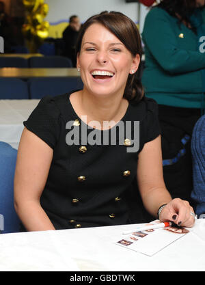 Coleen Rooney et la Variety Club Children's Charity exhortent le grand public à « avoir un cœur » pour la Saint-Valentin en achetant un badge Gold Heart PIN pour aider à recueillir des fonds pour les jeunes malades, défavorisés et handicapés. Banque D'Images