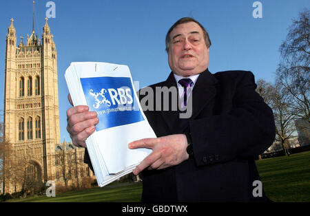 L'ancien vice-premier ministre John Prescott se tient en dehors du Parlement, Londres, avec une pétition signée par 14,000 et exigeant la suppression de jusqu'à 1 milliard de primes de personnel à la Royal Bank of Scotland, une institution détenue en partie par l'État. Banque D'Images