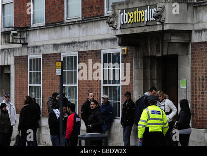 Une vue générale de la scène à l'extérieur d'un Job Centre plus dans le centre-ville de Leeds le jour de l'annonce des derniers chiffres de l'emploi. Banque D'Images