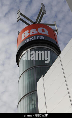 L'éolienne qui se trouve sur une tour de 35 m au sommet du nouveau magasin B&Q à New Malden, Surrey, le magasin le plus écologique de la chaîne, qui sera au moins 50 % plus efficace dans ses émissions de carbone. Banque D'Images