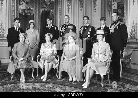 La Reine mère avec des membres de la famille royale dans la salle de dessin blanche à Buckingham Palace aujourd'hui après le service d'action de grâce en l'honneur de son 80e anniversaire à la cathédrale Saint-Paul. Banque D'Images