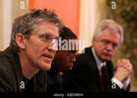 Le directeur de Reprieve et avocat britannique de Binyam Mohamed, détenu de Guantanamo Bay, Clive Stafford-Smith (à gauche), s'adresse aux médias lors d'une conférence de presse à l'intérieur du Methodist Central Hall dans le centre de Londres, comme le regarde le Lt Col Yvonne Bradley Yvonne Bradley, avocat militaire de Binyam, et le député conservateur David Davis. Banque D'Images