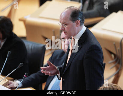 John Swinney (à droite), le secrétaire écossais aux Finances, s'entretient au cours d'un débat sur les finances des gouvernements locaux, comme le premier ministre Alex Salmond le regarde. Parlement écossais, Édimbourg. Banque D'Images