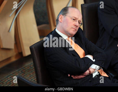 John Swinney, secrétaire écossais aux Finances, lors d'un débat sur les finances des gouvernements locaux au Parlement écossais d'Édimbourg. Banque D'Images