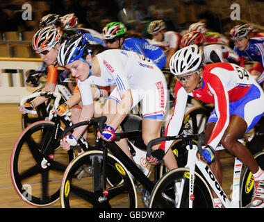 Lizzie Armitstead de GB et l'équipe 100% ME (blanc) se qualifie pour la finale de la course féminine de scratch au Ballerup Super Arena, Copenhague. Banque D'Images