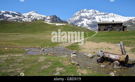 Plan-du-Lac refuge avec pointe de la Réchasse et Grande Casse à l'arrière-plan, du Parc National de la Vanoise, Alpes du Nord, Savoie Banque D'Images