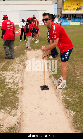 Graeme Swann d'Angleterre aide à creuser les courses après l'abandon du jeu pendant le deuxième test au terrain de cricket de Sir Vivian Richards, Antigua. Banque D'Images