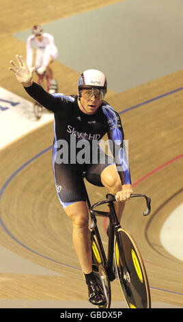 Sir Chris Hoy, champion olympique et champion du monde, célèbre la victoire dans le sprint de l'équipe masculine au Ballerup Super Arena, Copenhague. Banque D'Images