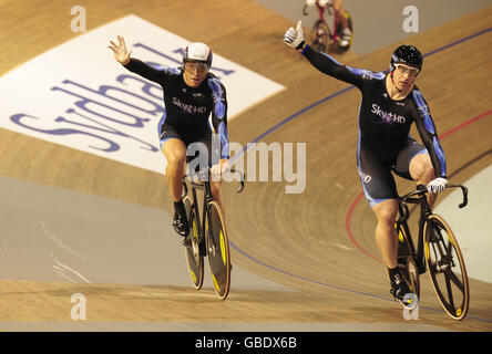 Sir Chris Hoy, champion du monde et olympique (à gauche) célèbre avec Jamie Staff après leur victoire dans l'équipe masculine Sprint à la Ballerup Super Arena, Copenhague. Banque D'Images