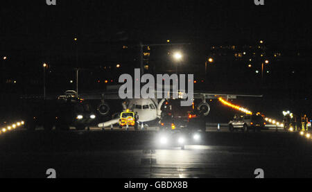 Accident d'avion.L'avion British Airways Avro RJ100, sur la piste après un atterrissage en catastrophe à l'aéroport de London City ce soir. Banque D'Images