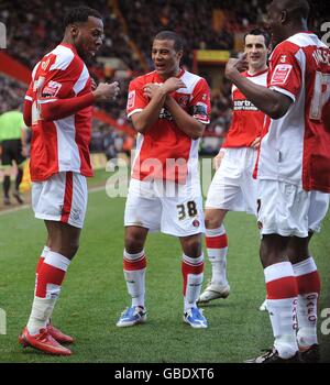 Football - Championnat de la ligue de football Coca-Cola - Charlton Athletic / Plymouth Argyle - The Valley.Le Therry Racon de Charlton Athletic (à gauche) danse avec les coéquipiers Tom Soares (au centre) et Chris Dickson pour célébrer le but d'ouverture. Banque D'Images