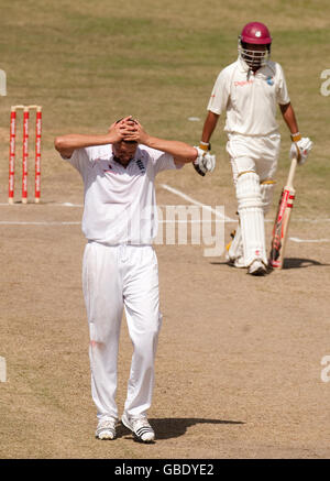 Steve Harmison, de l'Angleterre, montre sa frustration lors du troisième test au terrain de jeux d'Antigua, à St Johns, à Antigua. Banque D'Images