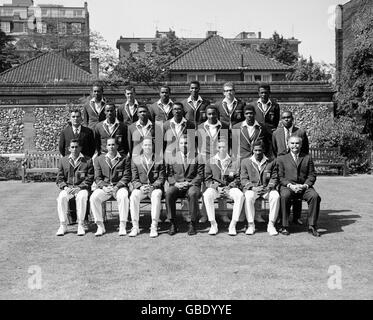 Groupe d'équipe des Antilles.Rangée arrière, de L à R : Maurice Foster, Charlie Davis, John Shepherd, Mike Findlay, Steve Camacho,Roy Fredericks.Rangée centrale, de gauche à droite : m Hoyes (physiothérapeute - prénom inconnu), Vanburn Holder, Pascal Roberts, Clive Lloyd, Grayson Shillingford,Philibert Blair, N Walker (responsable adjoint - prénom inconnu).Première rangée, de gauche à droite : Joey Carew, Jackie Hendriks, Gary Sobers (capitaine), Clyde Walcott, lance Gibbs (vice-Capt), Basil Butcher, P Short (trésorier - prénom inconnu) Banque D'Images