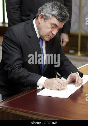 Le Premier ministre Gordon Brown signe le livre de condoléances aux victimes des feux de brousse à Victoria, en Australie, au Haut-commissariat australien de Londres. Banque D'Images