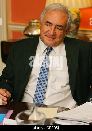 Dominique Strauss-Kahn, directeur du Fonds monétaire international, assiste à une réunion avec le Premier ministre Gordon Brown et le chancelier Alistair Darling au 10 Downing Street, Londres. Banque D'Images