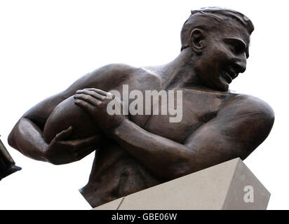 Une statue de l'ancienne star du rugby d'Angleterre, le Prince Alexander Obolensky, dévoilée au mémorial du centre-ville d'Ipswich, Ipswich, Suffolk. Banque D'Images