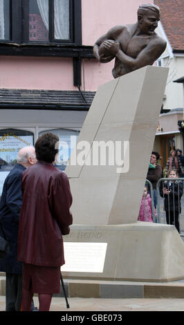 La princesse Alexandra Obolensky se tient au pied d'une statue de son oncle, l'ancienne star du rugby d'Angleterre, le prince Alexander Obolensky, après avoir dévoilé le mémorial dans le centre-ville d'Ipswich, Ipswich, Suffolk. Banque D'Images