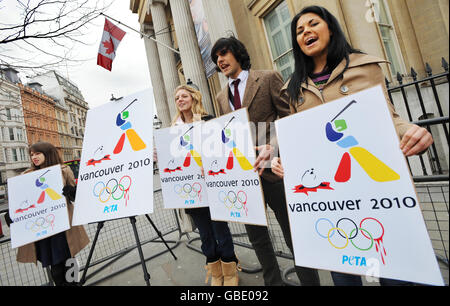 Les partisans du PETA (les gens pour le traitement éthique des animaux) lancent une nouvelle campagne d'affiches, en parodiant le logo des Jeux olympiques d'hiver de 2010, à l'extérieur de l'ambassade du Canada à Londres, en réaction à la prochaine ponce annuelle du phoque au Canada. Banque D'Images