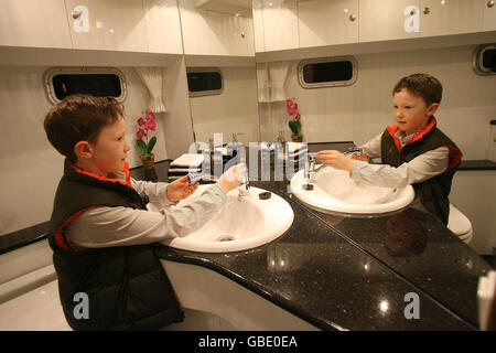 Darragh Reid, de Lucan, 8 ans, vérifie la salle de bain dans un Euro 410,000 Zulmans Super Cruiser lors du 25ème salon annuel Allianz Boat Show au RDS de Dublin, qui se tiendra jusqu'en février 22. Banque D'Images