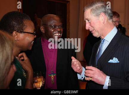 L'archevêque de York, le Dr John Sentamu (au centre), s'entretient avec le prince de Galles (à droite) lors d'une réception à l'Académie royale des arts de Londres. Banque D'Images