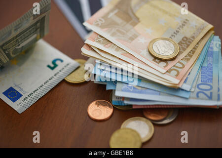 Pièces en euro de l'argent, les billets de banque et cartes de crédit sur fond de bois Banque D'Images