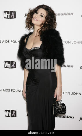 Gina Gershon arrive pour la 17e édition annuelle de la Sir Elton John AIDS Foundation Oscar Party qui s'est tenue au Pacific Design Center à West Hollywood, Californie, États-Unis. Banque D'Images