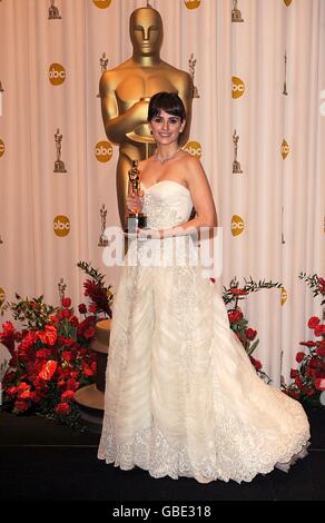 Penelope Cruz, avec le prix de la meilleure actrice de soutien, a reçu pour son rôle dans Vicky Cristina Barcelona, lors du 81e Academy Awards au Kodak Theatre, Los Angeles. Banque D'Images