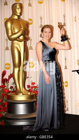 Kate Winslet avec le prix de la meilleure actrice, reçu pour le Reader, lors du 81e Academy Awards au Kodak Theatre, Los Angeles. Banque D'Images