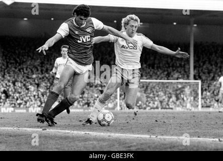 Martin Keown d'Arsenal (l) retient Frank de West Ham United McAvennie (r) Banque D'Images