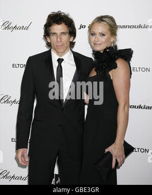 Ben Stiller et la femme Christine Taylor arrivent pour la 17e édition annuelle de la Sir Elton John AIDS Foundation Oscar Party qui s'est tenue au Pacific Design Center à West Hollywood, Californie, États-Unis. Banque D'Images