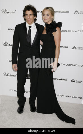 Ben Stiller et la femme Christine Taylor arrivent pour la 17e édition annuelle de la Sir Elton John AIDS Foundation Oscar Party qui s'est tenue au Pacific Design Center à West Hollywood, Californie, États-Unis. Banque D'Images