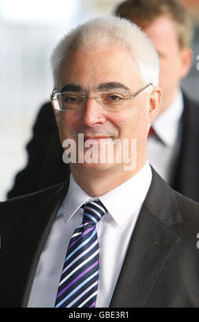 Le chancelier Alistair Darling arrive au terminal de la ville, sur les quais occidentaux de Southampton, avant une réunion du Cabinet. C'est le dernier jour d'absence ministériel, car le gouvernement a annoncé des milliers de nouveaux apprentissages dans le secteur public. Banque D'Images