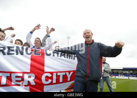 Mark Wright, directeur de Chester City, célèbre la promotion de ses équipes avec les fans et leur drapeau Banque D'Images