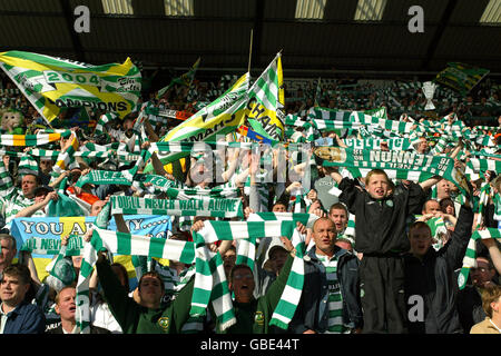 Soccer - Banque d'Écosse Premier Division - Kilmarnock c. Celtic.Les fans de Celtic fêtent après que la victoire contre Kilmarnock confirme Celtic comme les gagnants de la Bank of Scotland Premier Division Banque D'Images