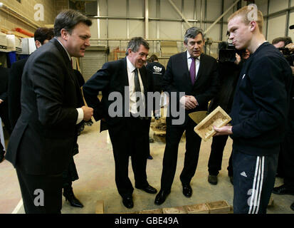 (De gauche à droite) Ed Balls, secrétaire d'État à l'innovation, aux universités et aux compétences, John Denham, et Gordon Brown, premier ministre, discutent avec l'étudiant Jack Hughes (à droite) lors d'une visite au City College de Southampton. Banque D'Images