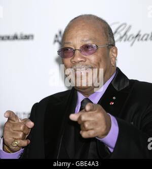 Quincy Jones arrive pour la 17e édition annuelle de la Elton John AIDS Foundation Party pour célébrer les 81e Academy Awards au Pacific Design Center de Los Angeles. Banque D'Images