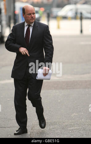 Stephen Hester, directeur général de la Royal Bank of Scotland, devant les bureaux de RBS sur Bishopsgate, dans la ville de Londres, le jour où la banque a dévoilé des pertes de 24 milliards pour 2008 - la plus importante de l'histoire des entreprises britanniques. Banque D'Images