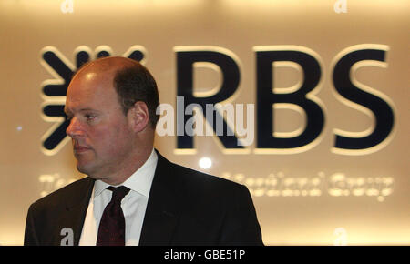 Le directeur général de la Royal Bank of Scotland Stephen Hester quitte les bureaux de RBS à Bishopsgate, dans la City de Londres, le jour où la banque a dévoilé des pertes de 24 milliards pour 2008 - la plus importante de l'histoire des entreprises britanniques. Banque D'Images