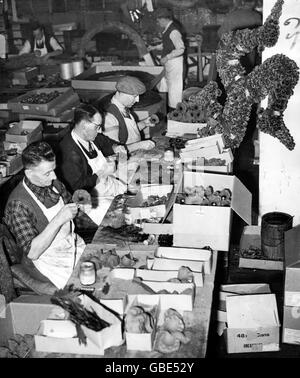 Ex-militaires handicapés travaillant dans l'usine de coquelicots de la Légion britannique à Richmond-upon-Thames sur quelques-uns des millions de coquelicots qui seront offerts à la vente le jour du souvenir, le 8 novembre. Banque D'Images