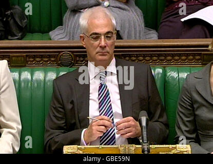 Le chancelier de l'Échiquier Alistair Darling après avoir donné sa déclaration sur le système de protection des actifs à la Chambre des communes, dans le centre de Londres. Banque D'Images