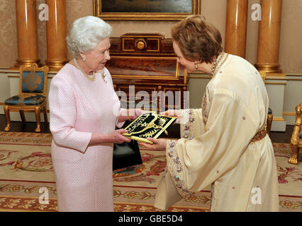 La reine Elizabeth II de Grande-Bretagne reçoit son Excellence la princesse Lalla Joumala Alaoui, ambassadrice du Maroc, qui a présenté ses lettres de créance au palais de Buckingham, à Londres. Banque D'Images