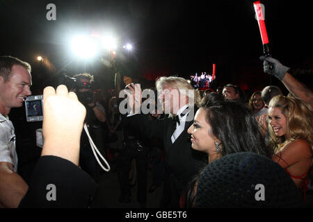 Sir Richard Branson arrive à la fête de lancement V Australia sur l'île de Cockatoo à Sydney, en Australie, avant le lancement du premier tarif international de Virgin Airlines le 27 février. Banque D'Images