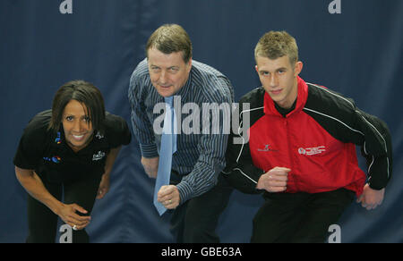 Dame Kelly Holmes, médaillée d'or olympique, Stephen Studd, directeur général du Groupe SkillsActive et Jack Green, un hurdler britannique de 400 mètres, à l'événement de célébration du programme SkillsActive Advanced Apprenticeship in Sporting Excellence (AASE) à la Lawn tennis Association, à Roehampton, dans le sud-ouest de Londres. Banque D'Images