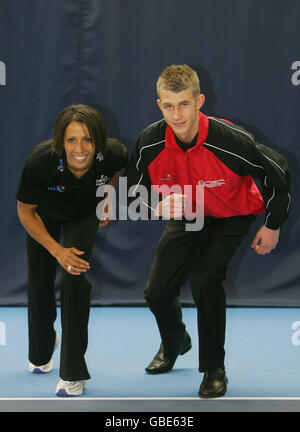 Dame Kelly Holmes, médaillée d'or olympique, et Jack Green, hurdler britannique de 400 mètres, à l'événement de célébration du programme SkillsActive Advanced Apprenticeship in Sporting Excellence (AASE) à la Lawn tennis Association, à Roehampton, dans le sud-ouest de Londres. Banque D'Images