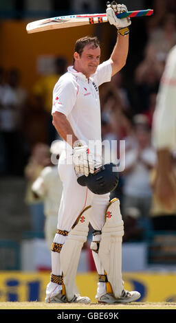 Le capitaine d'Angleterre Andrew Strauss célèbre son siècle au cours du quatrième test à Kensington Oval, à Bridgetown, à la Barbade. Banque D'Images