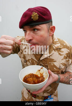 Le sergent Steve Carley, de la 16 Air Assault Brigade, a le goût de l'un des nouveaux packs de rations multi-climat de 24 heures qui seront testés par les troupes sur les opérations de première ligne en Afghanistan. Banque D'Images