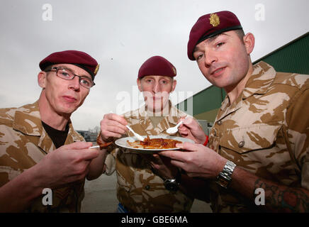 (G-D) Sergent Mick Lessels, WO1 Paul Carpenter et Staff Sargeant Steve Carley de 16 Air Assault Brigade, goûtez l'un des nouveaux packs de rations multi-climat de 24 heures qui seront testés par les troupes lors d'opérations de première ligne en Afghanistan. Banque D'Images