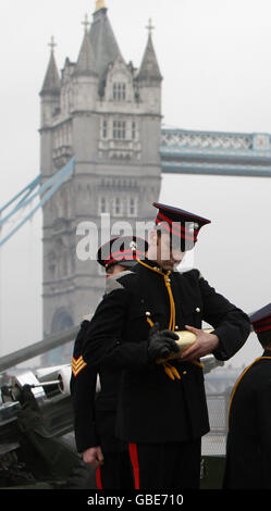 L'honorable Artillery Company a tiré un hommage à l'arme à feu de 62 du quai de la Tour de Londres, pour souligner l'anniversaire de la succession de la reine Elizabeth II au trône. Banque D'Images